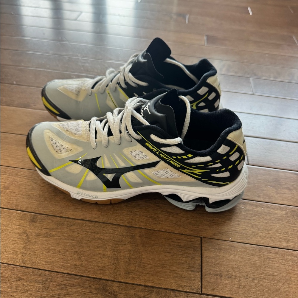 Mizuno Wave Lightning Dynamotion Fit. Kids sneakers. Size US W6